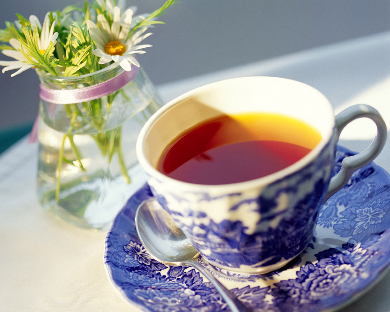روشی آسان برای از بین بردن لکه ی چای از روی فنجان