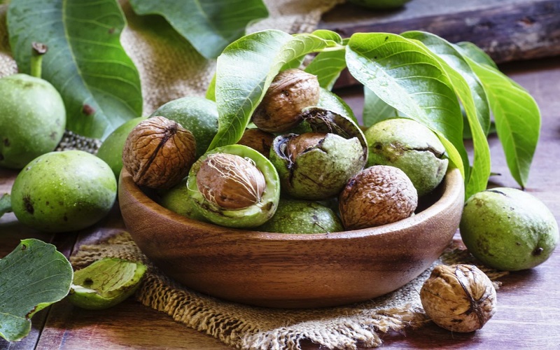 چگونه دندان هایمان را با پوست گردو سفید کنیم؟ 