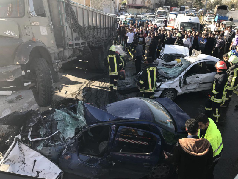 برخورد مرگبار کامیون با 9 خودرو 