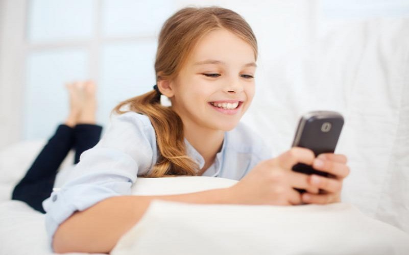 مشکلی تنها یک ساعت بازی با موبایل برای کودکان ایجاد می شود 