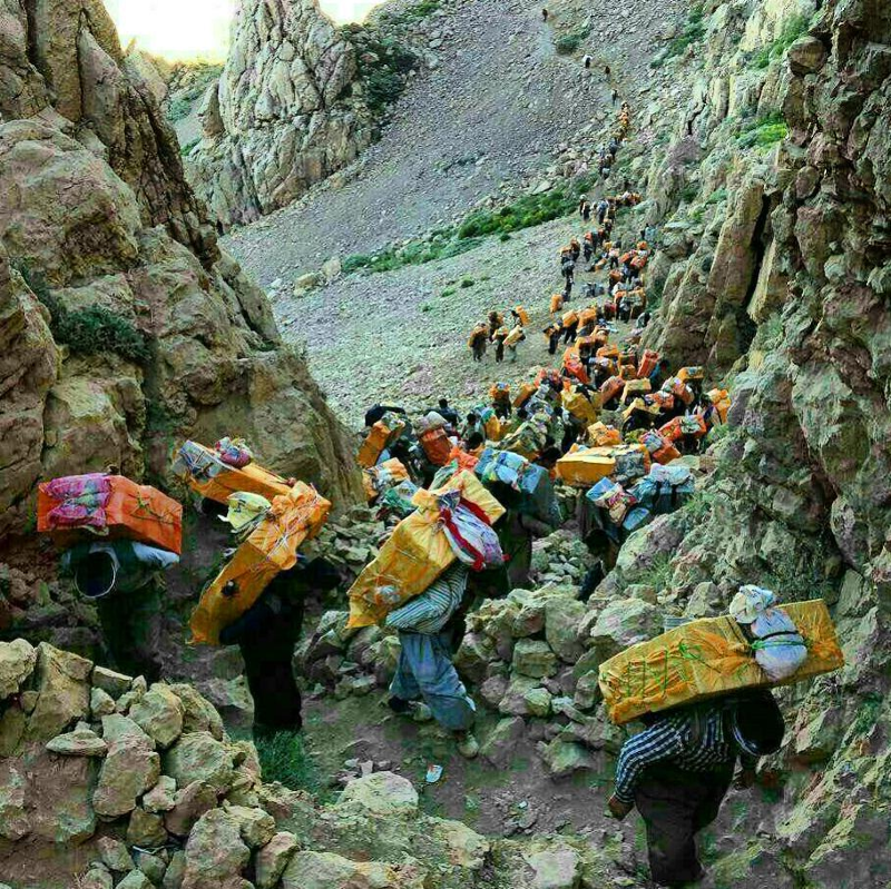برخورد جدی مرزبانی با قاچاقچیانی که در پوشش کوله بری فعالیت می کنند
