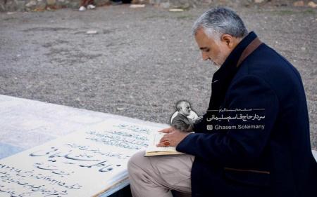  تصویری از حضور سردار حاج قاسم سلیمانی بر سرمزار مادرش 