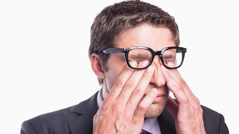خارش چشم همراه با «قی کردن» نشانه چیست؟