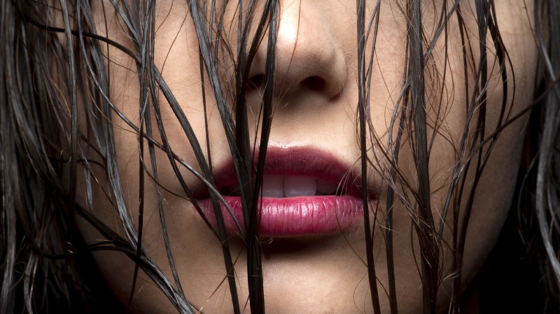 چرا نباید با موهای خیس بخوابیم