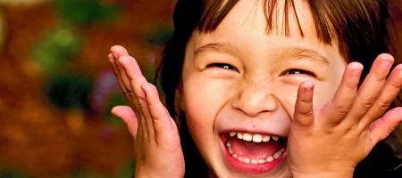  7 دلیل علمی که چرا باید بیشتر بخندیم
