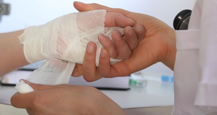 آشنایی با کمک‌های اولیه به فردی که دچار سوختگی شده است
