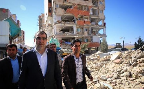 هدیه وزیر بهداشت به دانشجویان آسیب دیده از زلزله کرمانشاه