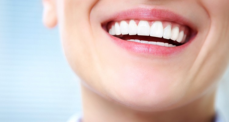 10 روش طبیعی برای سفیدکردن دندان‌ها