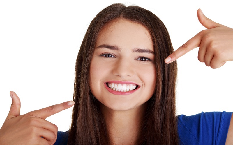 10 روش طبیعی برای سفیدکردن دندان‌ها