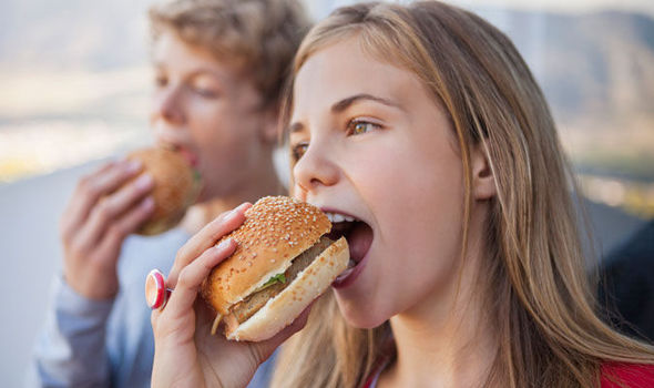  خطرات خوردن «غذای بیرون» بخصوص برای نوجوانان