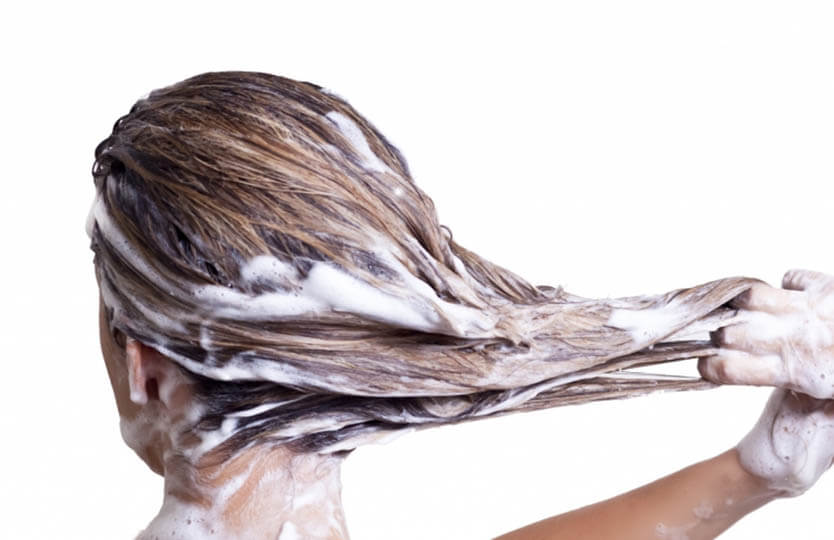 ۶ کاری که باید هنگام شامپو کردن موها رعایت کنید 