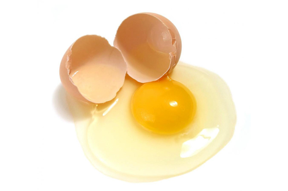 زرده تخم مرغ چگونه می تواند به زیبایی و تغذیه مو کمک کند؟ 