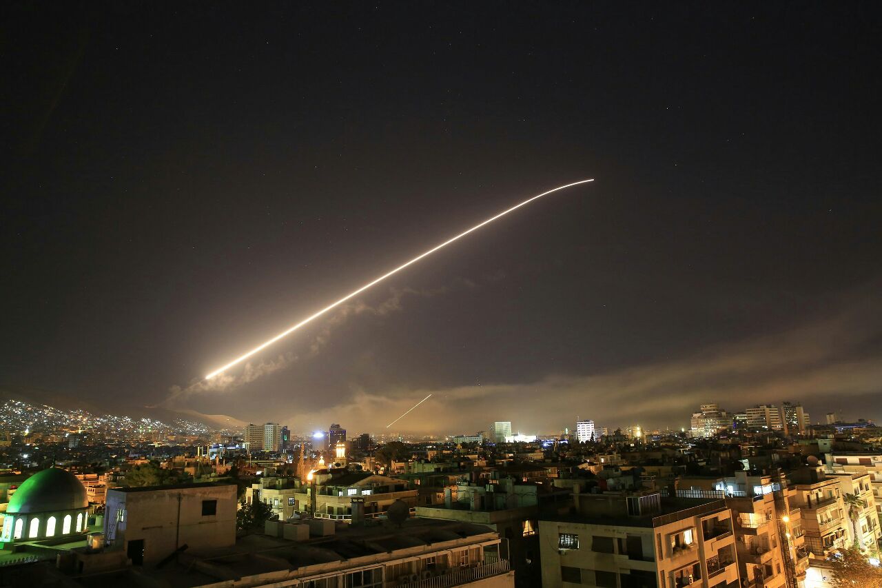 حمله شبانه آمریکا و ائتلاف غربی به سوریه + عکس