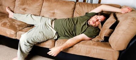 آیا می دانید چرا هرگز نباید روی کاناپه بخوابید؟