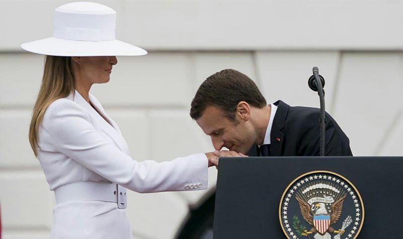 رئیس جمهور فرانسه دست «ملانیا ترامپ» را بوسید! + عکس