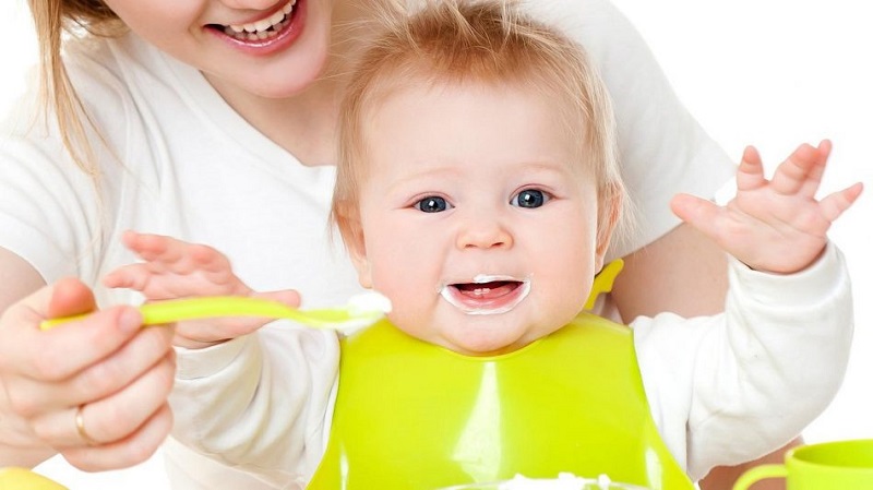  آیا غذا دادن به نوزاد 4 ماهه صحیح است؟