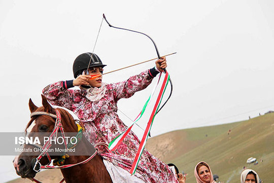 اسب سواری خانم‌ها در یک جشنواره + عکس
