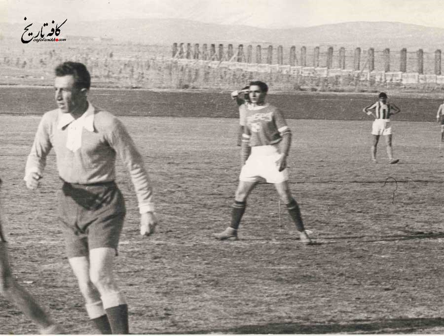 محمدرضا پهلوی در حال فوتبال بازی کردن + عکس