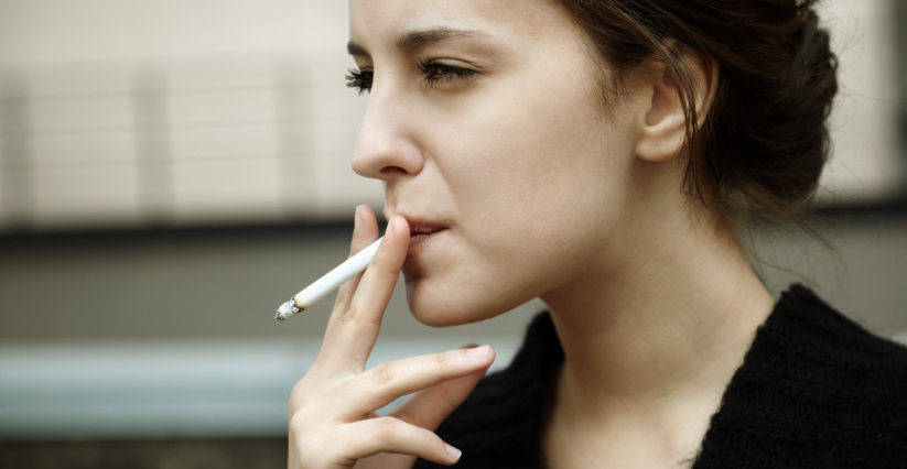 دلایل روانشناسی سیگار کشیدن زن ها