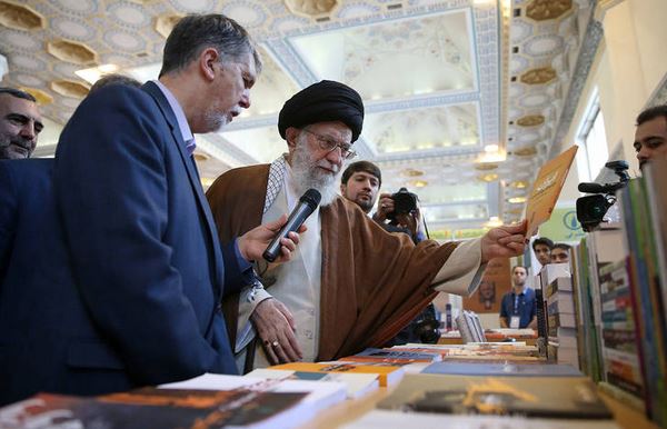 بازدید رهبرانقلاب از نمایشگاه بین‌المللی کتاب تهران + عکس