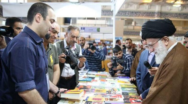 هدیه رهبرانقلاب به یکی از فروشندگان کتاب + عکس