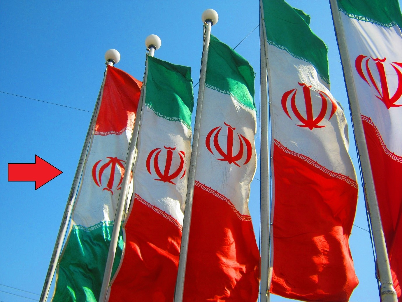 نَصب واژگونه پرچم ایران در شهر قم! + عکس