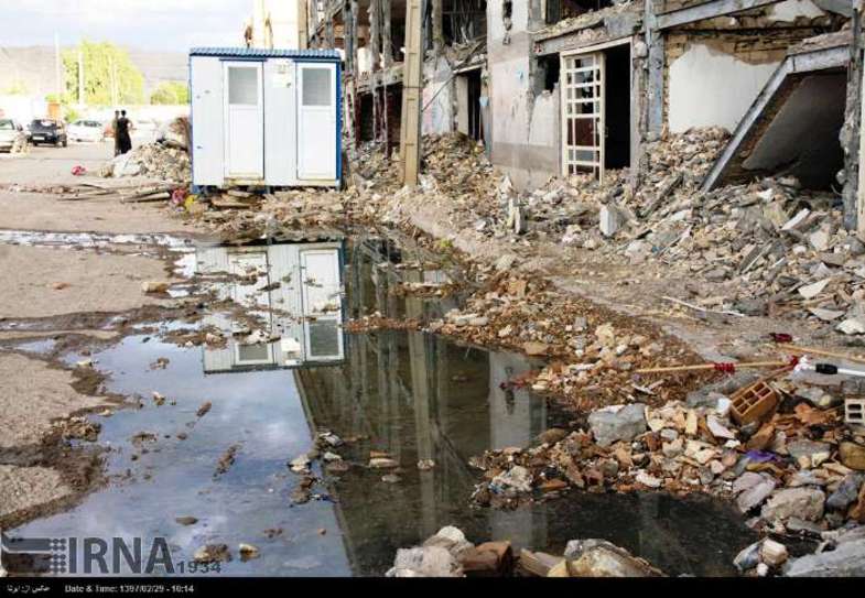 رها سازی فاضلاب در محل زندگی زلزله زگان + عکس