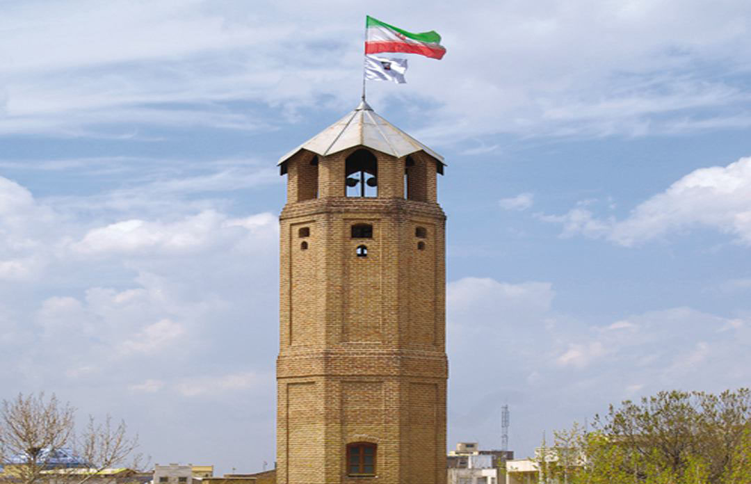 پرچم مشکی بر فراز برج اولین آتش نشانی کشور در تبریز +عکس