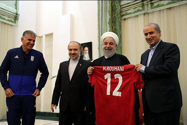 پیراهن شماره ۱۲ تیم ملی به روحانی اهدا شد + عکس