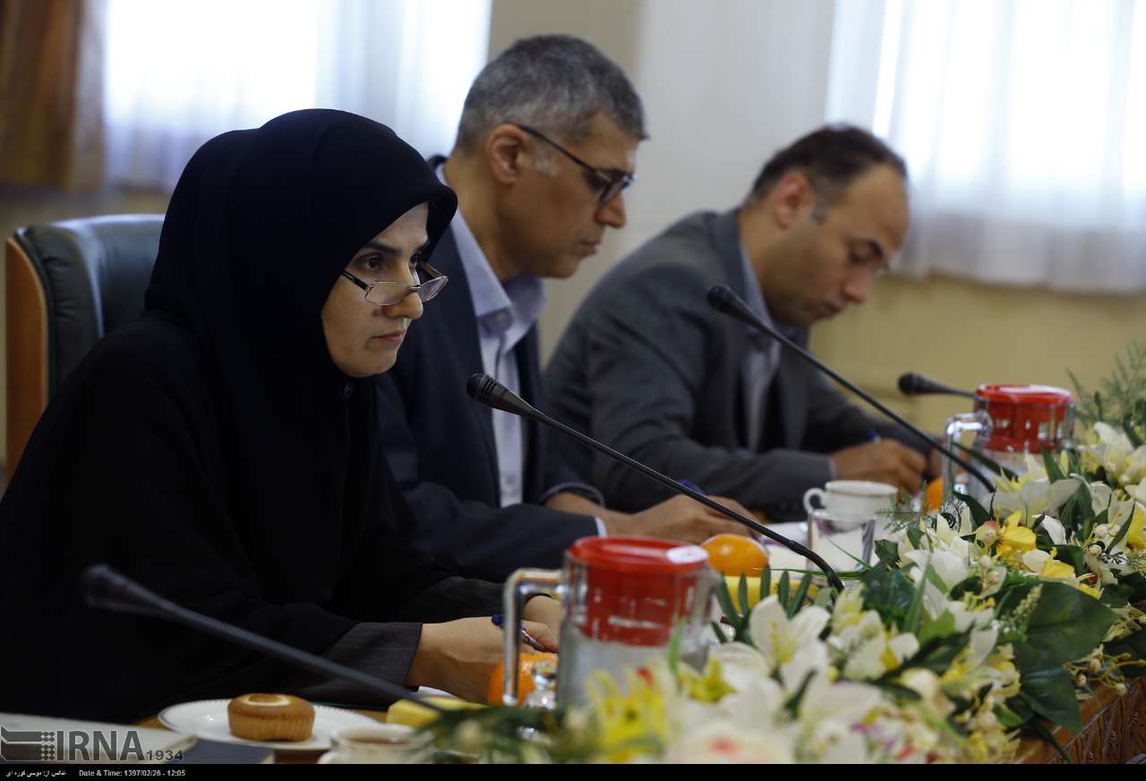 معاون روحانی بدون چادر در یک نشست عمومی + عکس