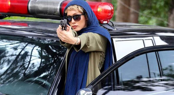 تیپ عجیب خانم بازیگر در ماشین پلیس! + عکس