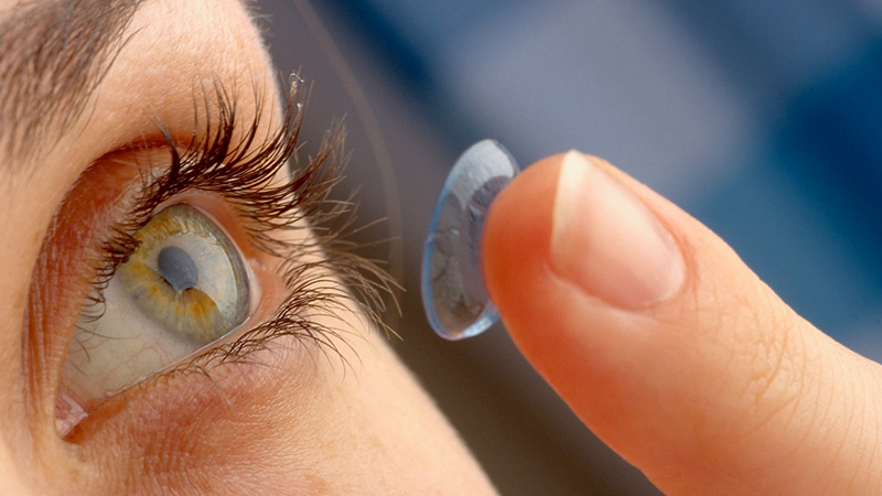  10 خطر استفاده از لنز بـرای دختران جـوان