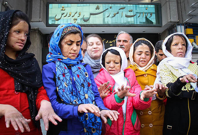 ادای احترام دختران شین‌آباد به آتش‌نشانان شهید +عکس