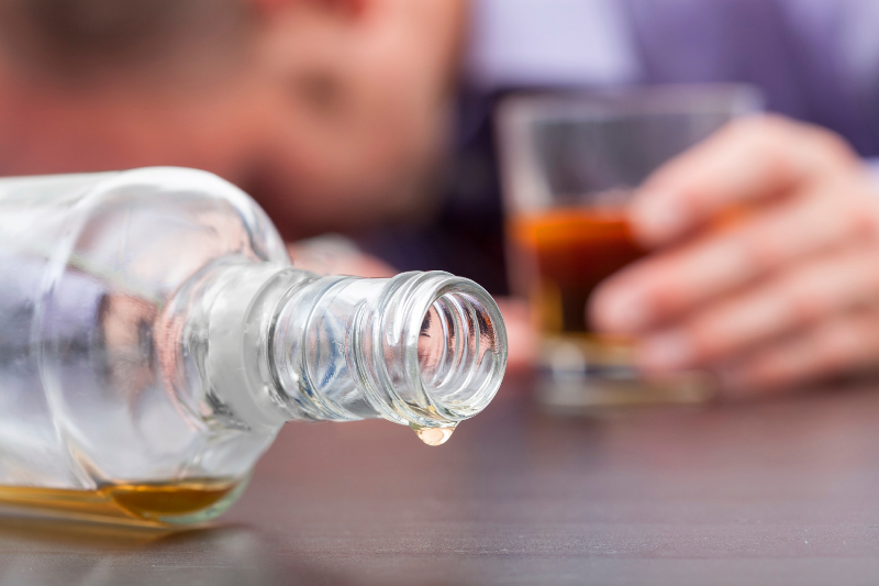 جوانان چگونه در دام مشروبات الکلی گرفتار می‌شوند؟