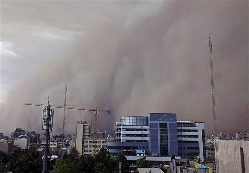  یک فوتى و ٧٦ مصدوم بر اثر طوفان در تهران