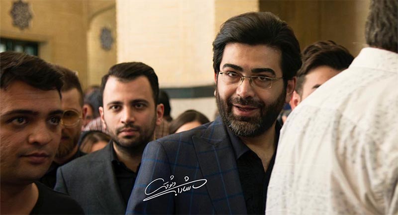 تیپ متفاوت «فرزاد حسنی» در مراسم ترحیم ناصر ملک مطیعی! + عکس
