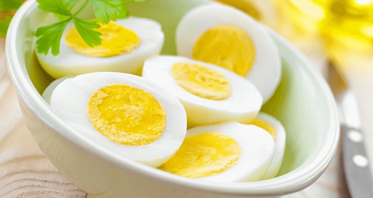 خواص و مضرات زرده تخم مرغ روی بدن و مو