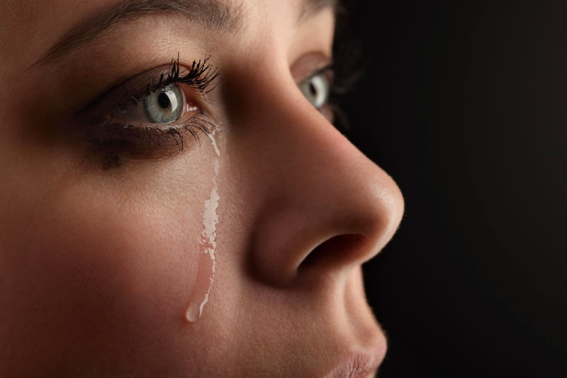 چرا بی دلیل گریه می کنیم؟