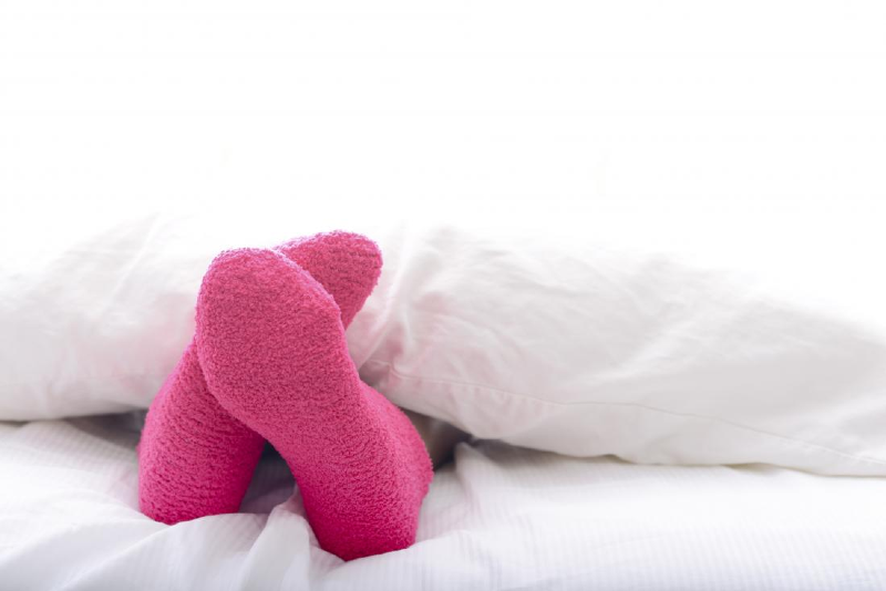 خوابیدن با جوراب صحیح است یا غلط؟
