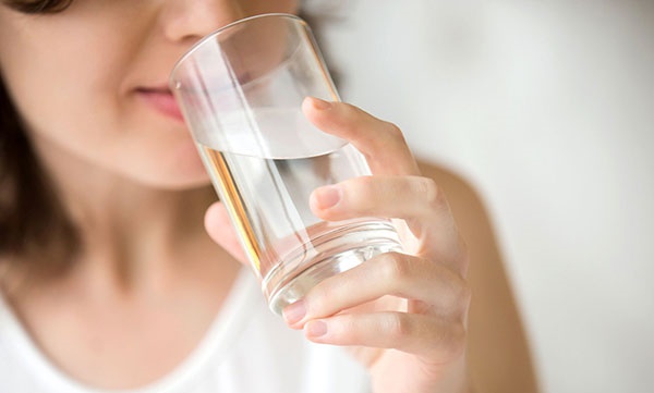 6 فایده‌ی باورنکردنی نوشیدن آب گرم با معده خالی
