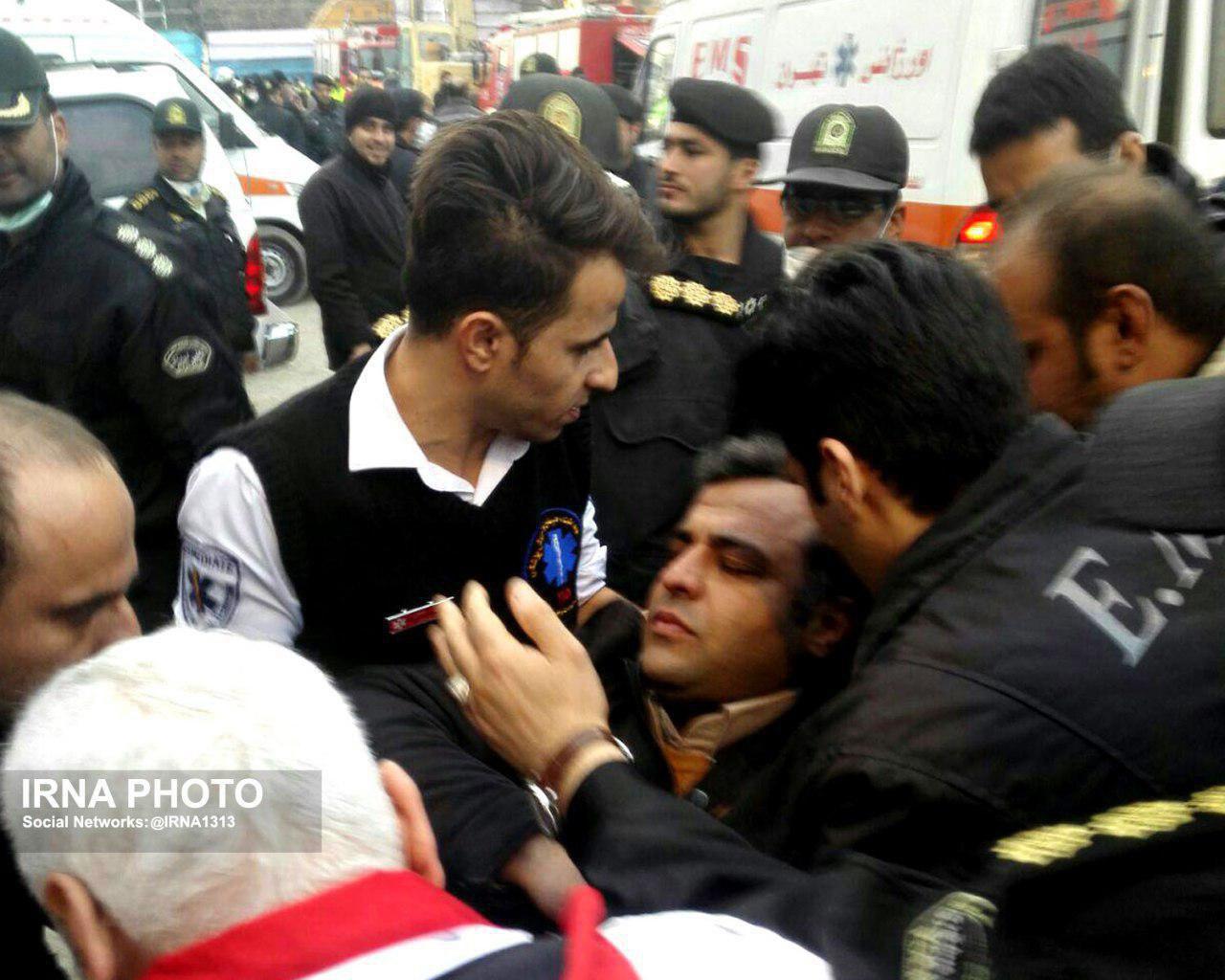 بیهوش شدن خبرنگار صدا و سیما در محل پلاسکو +عکس