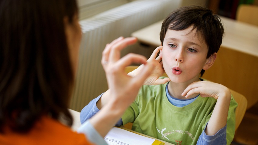 کدام بچه ها بیشتر دچار لکنت زبان می شوند؟