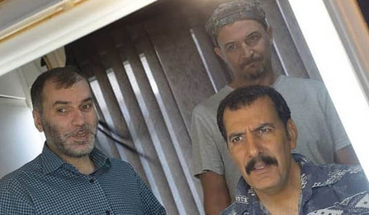 «مسعود ده‌نمکی» زندانی‌ها را به خط کرد + عکس