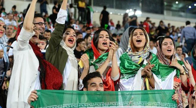 تماشای بازی ایران-پرتغال در ورزشگاه آزادی بدون تفکیک! + عکس