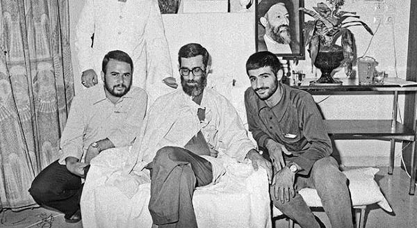 رهبر انقلاب پس از ترور ۶ تیر در بیمارستان + عکس