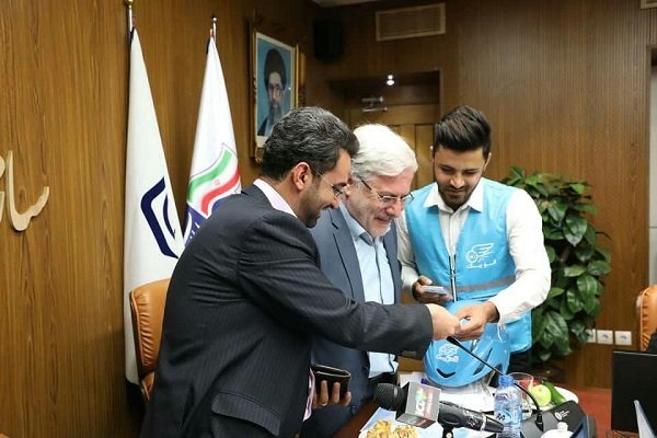 تحویل اولین دفترچه بیمه آن لاین به وزیر ارتباطات توسط الوپیک