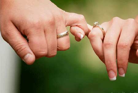 اگر همسرتان بیش از حد به شما وابسته است، بخوانید