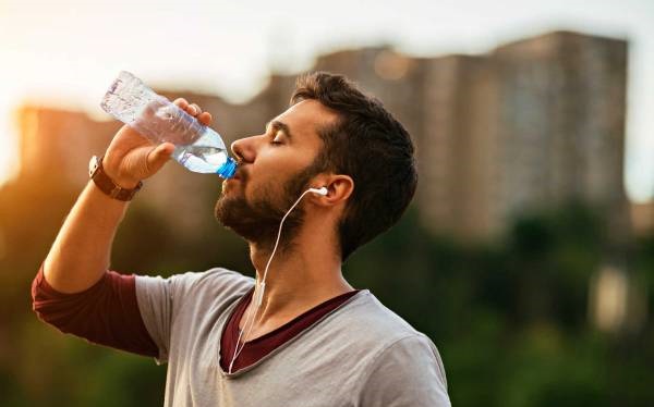 با توجه به وزن تان روزانه چه مقدار آب باید بنوشید؟