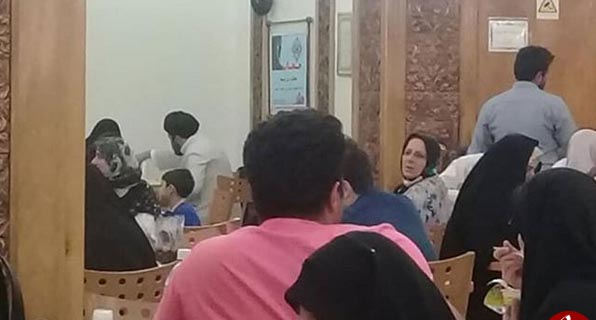 فرزند رهبر انقلاب با خانواده در یک رستوران + تصاویر