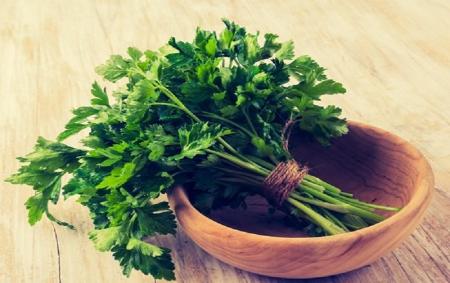 راز زیبایی تان در این سبزی معطر نهفته است